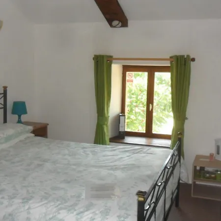 Vallee Des Chenes D'hotes Couette-café Brigueuil